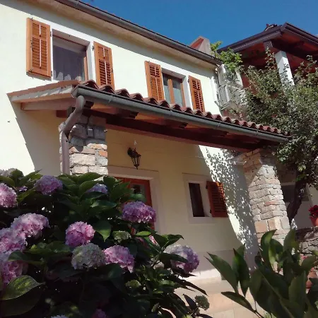 Parenzana, Little Row House With Big Yard In Istria